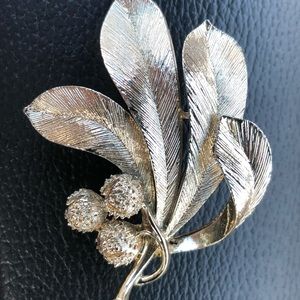 Vintage Lisner brooch